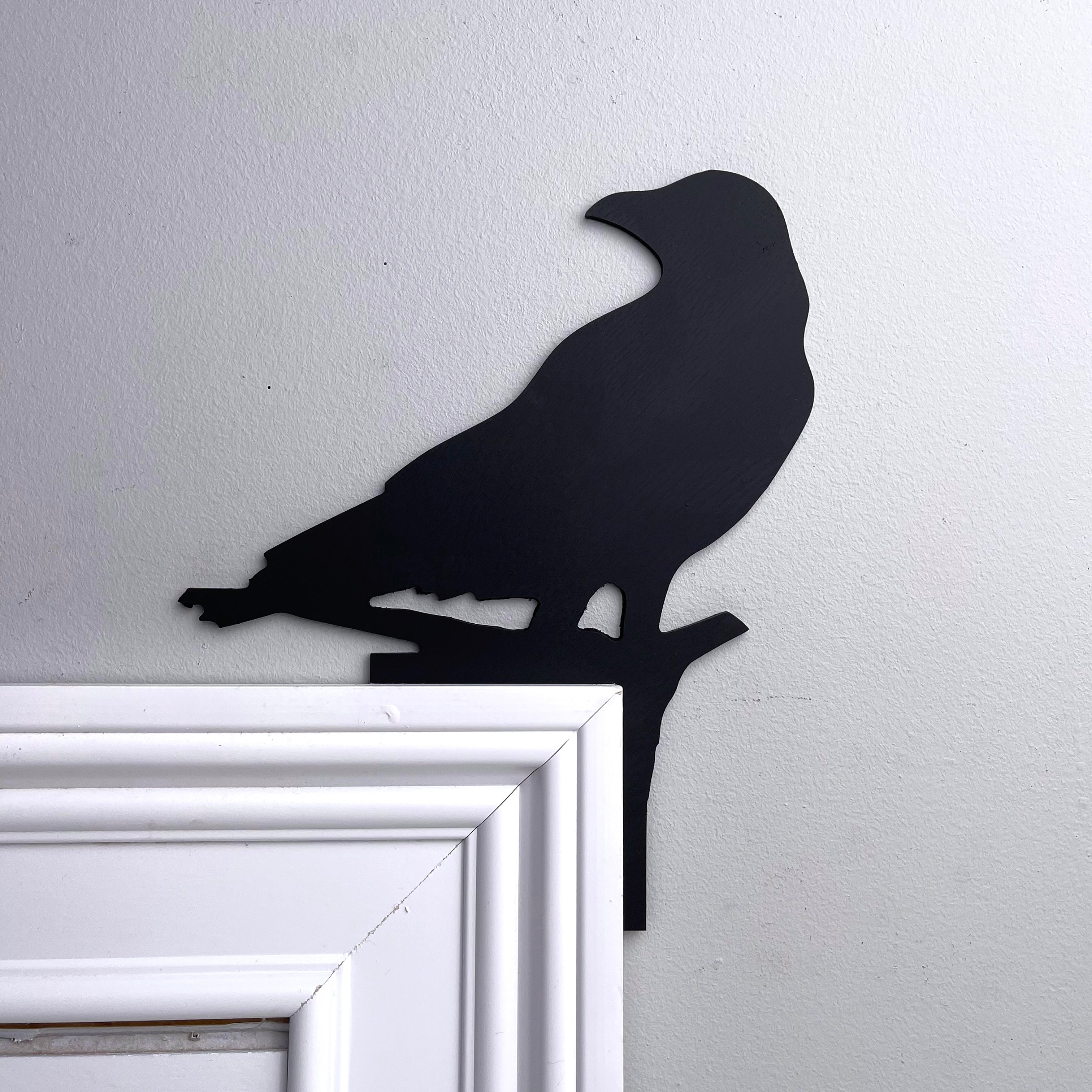 Head Turning Crow Door Topper