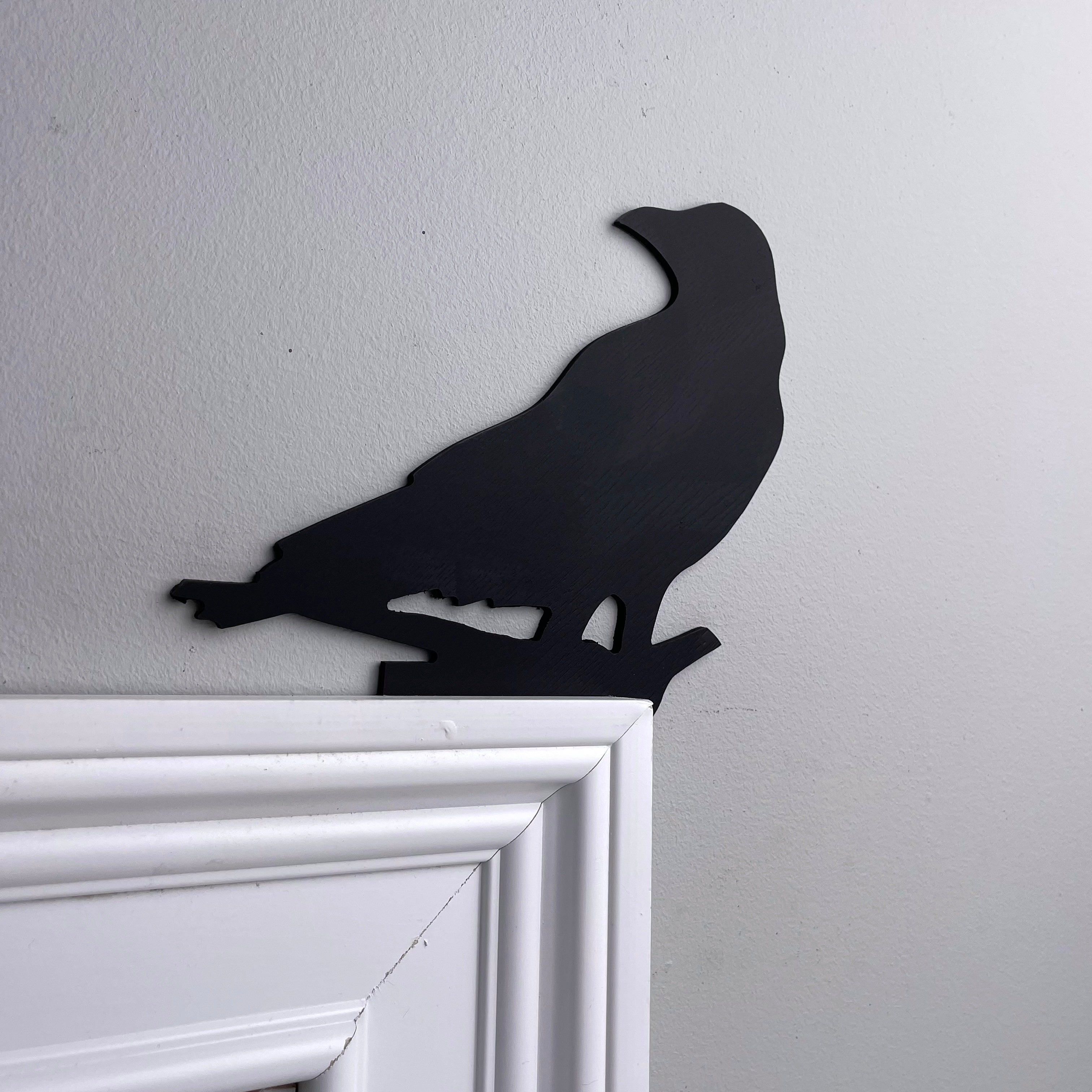 Head Turning Crow Door Topper