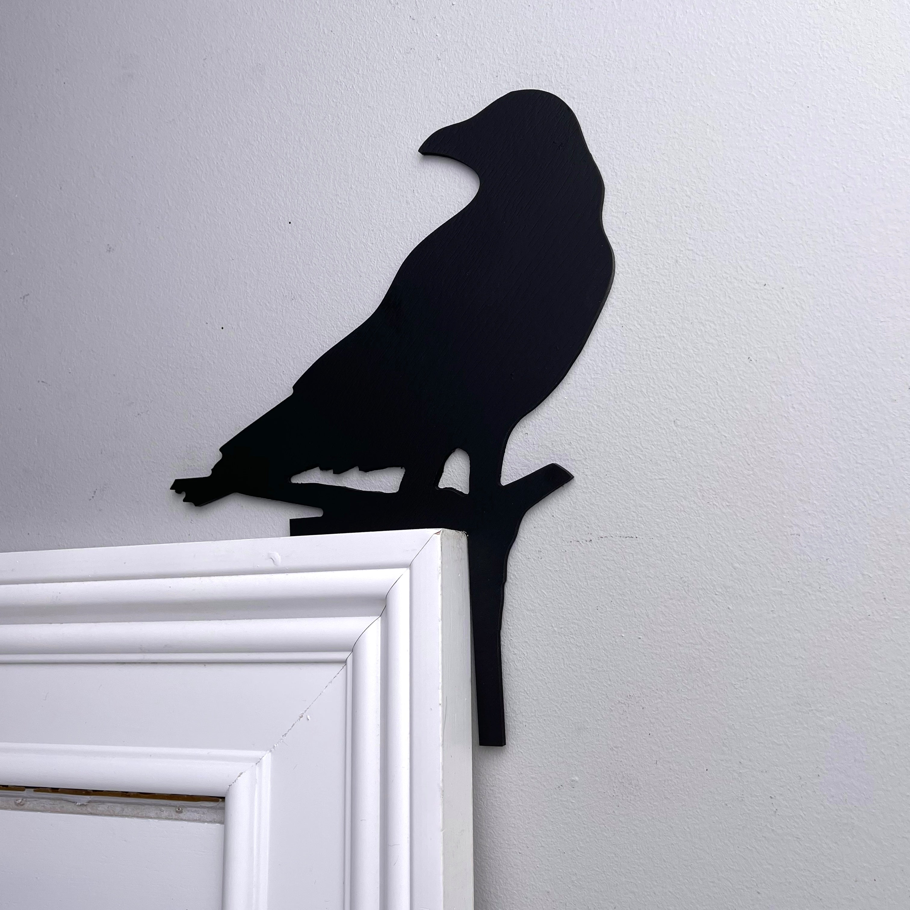 Head Turning Crow Door Topper